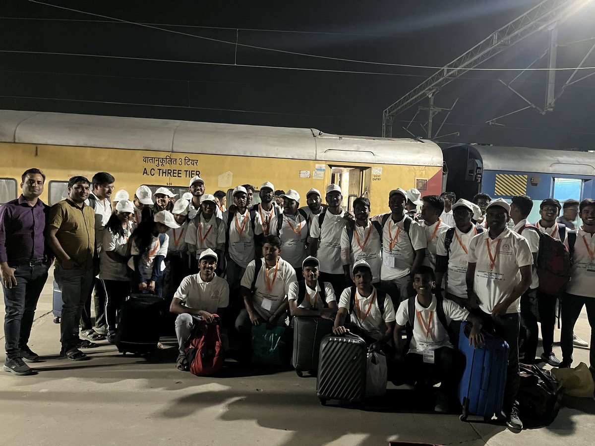 NITPatna1's tweet photo. Yuva sangam phase4: #NITPatna welcomed Telangana delegates at Danapur Railway Jn. @EBSB_YuvaSangam @EduMinOfIndia @RailMinIndia #irctc #ekbharatshreshthbharat #yuvasangam https://t.co/Vdh6FO2eAG