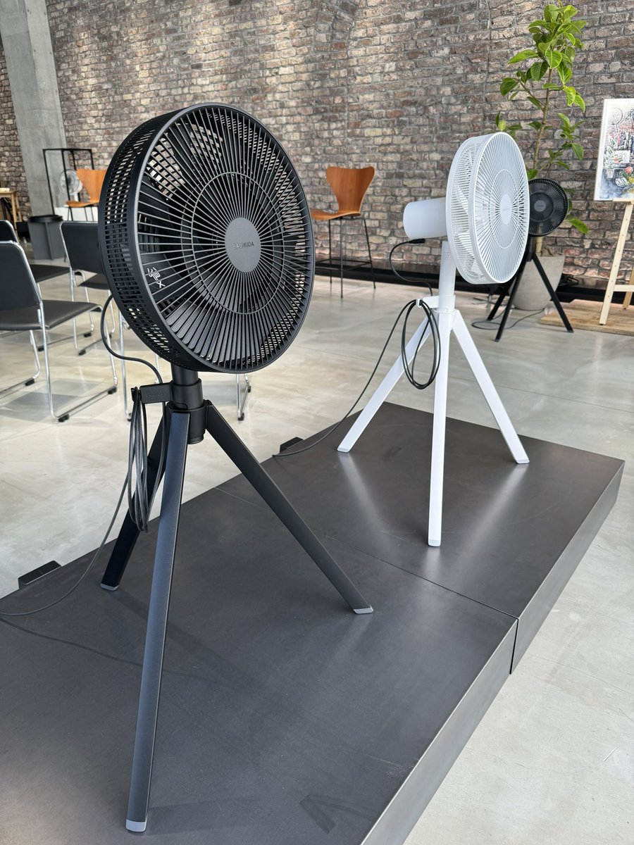 ACCN's tweet photo. GreenFan Studioの三脚、機能美以上に芸術的。全面がゆるくカーブしていて、本体を正面に据えた際、奥の脚は最も細い面が手前になり陰影でスッキリ見える。各脚は円錐状の本体部に一体化して見えるように付いてて取り外し可。デザイナー島田さんは以前サムスンでGalaxyやてた人 #BALMUDA #GreenFan https://t.co/yyQkUfHO1T