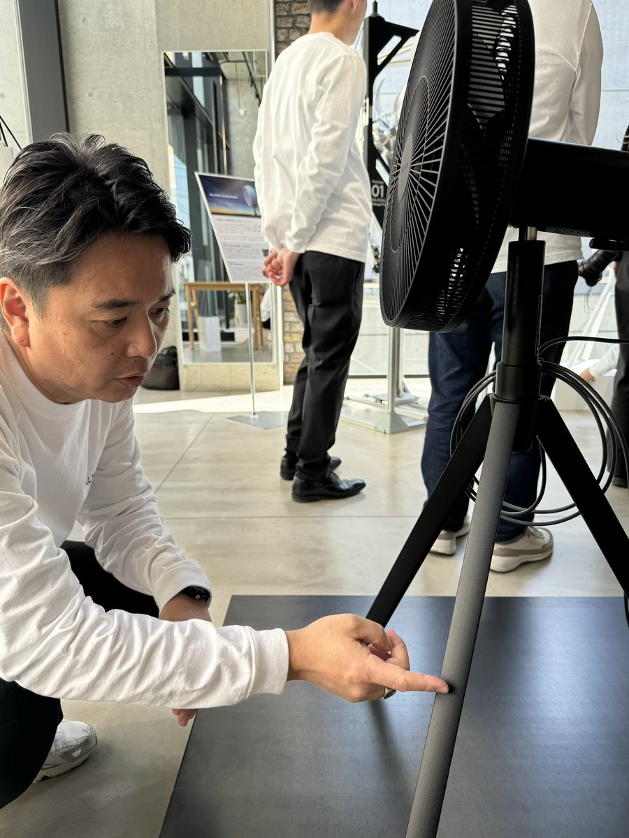 ACCN's tweet photo. GreenFan Studioの三脚、機能美以上に芸術的。全面がゆるくカーブしていて、本体を正面に据えた際、奥の脚は最も細い面が手前になり陰影でスッキリ見える。各脚は円錐状の本体部に一体化して見えるように付いてて取り外し可。デザイナー島田さんは以前サムスンでGalaxyやてた人 #BALMUDA #GreenFan https://t.co/yyQkUfHO1T