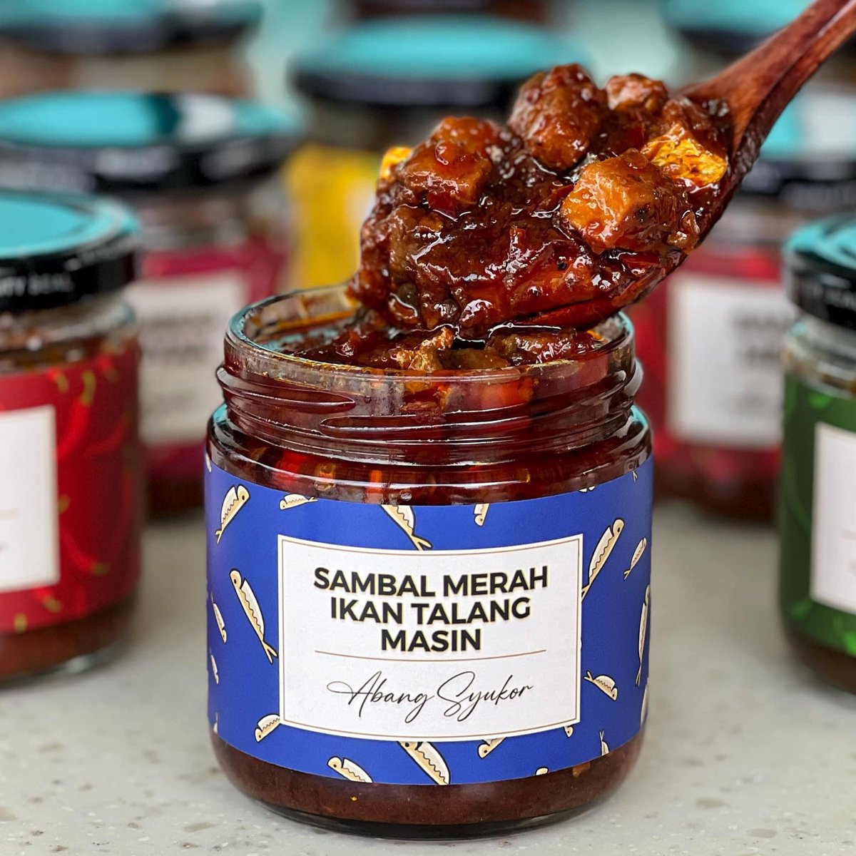 AidilHakimi94's tweet photo. Sedap sambal dia cuma bagi aku agak pedas. Berpijor bibir aku nak habiskan sambal dia. Aku tak tahu korang rasa macam mana. Lepas tu aku try sambal Abang Syukor pulak. Aku macam fuhh yang ni macam lagi sedap rasanya. Korang boleh try kat sini
https://t.co/ldITu3BP0W https://t.co/lRIDgcFQRn