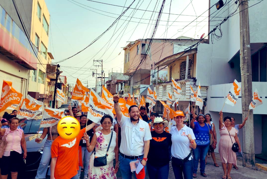 Hoy iniciamos campaña en la Col. Municipal. Tuve la fortuna de ser acompañado por la Candidata a Gobernadora @minesdelafuente, el candidato al Mun. de Centro @DrMayans y mi suplente Janet Mendez JUNTOS VAMOS A RECUPERAR TABASCO #Centro #Villahermosa #ElFuturoesNaranja #Distrito9