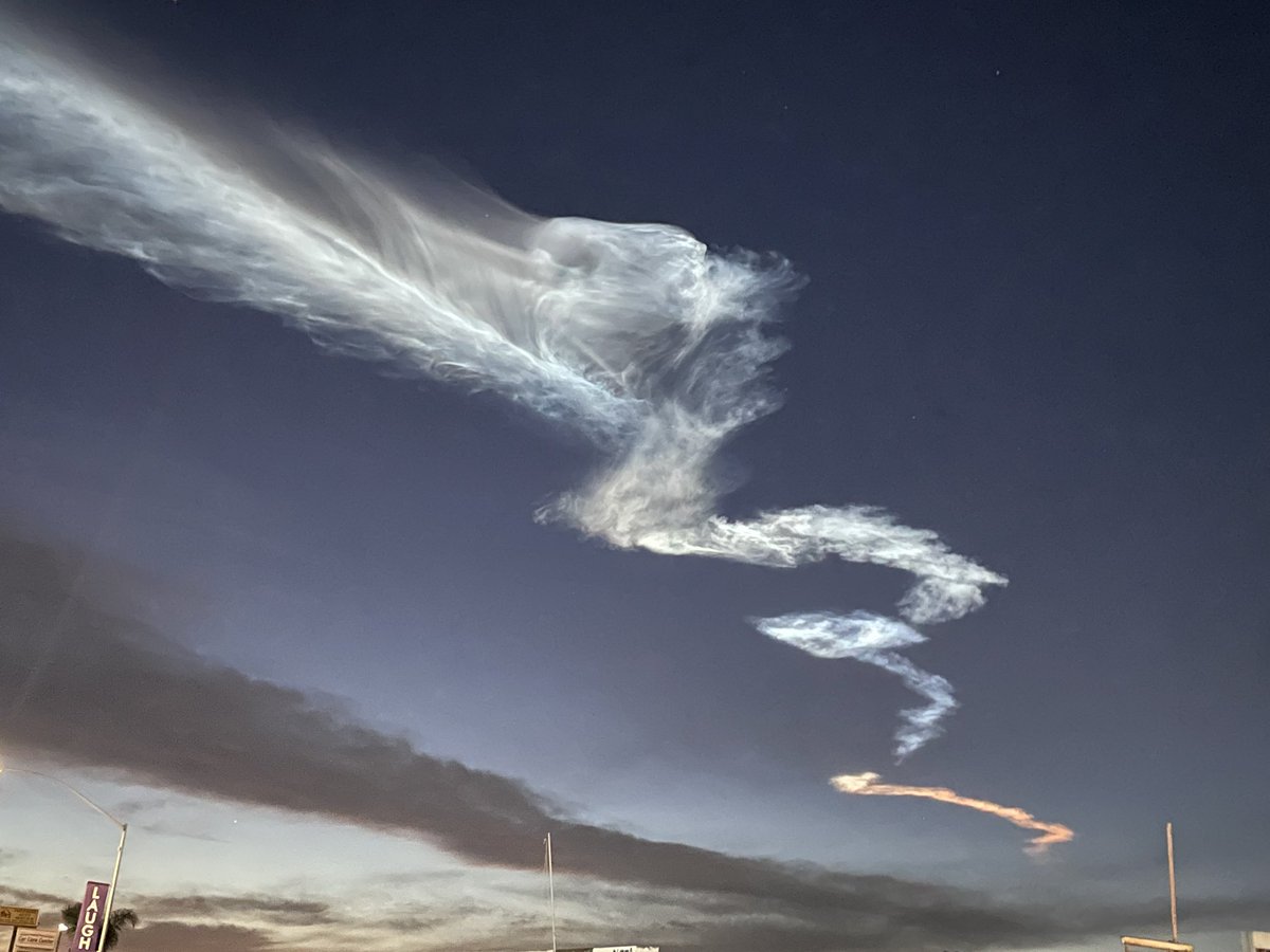 SirMiloLoftin's tweet photo. People will try to tell you it’s a SpaceX rocket or something but we all know the truth 🤔 https://t.co/6p1uDwQPKs