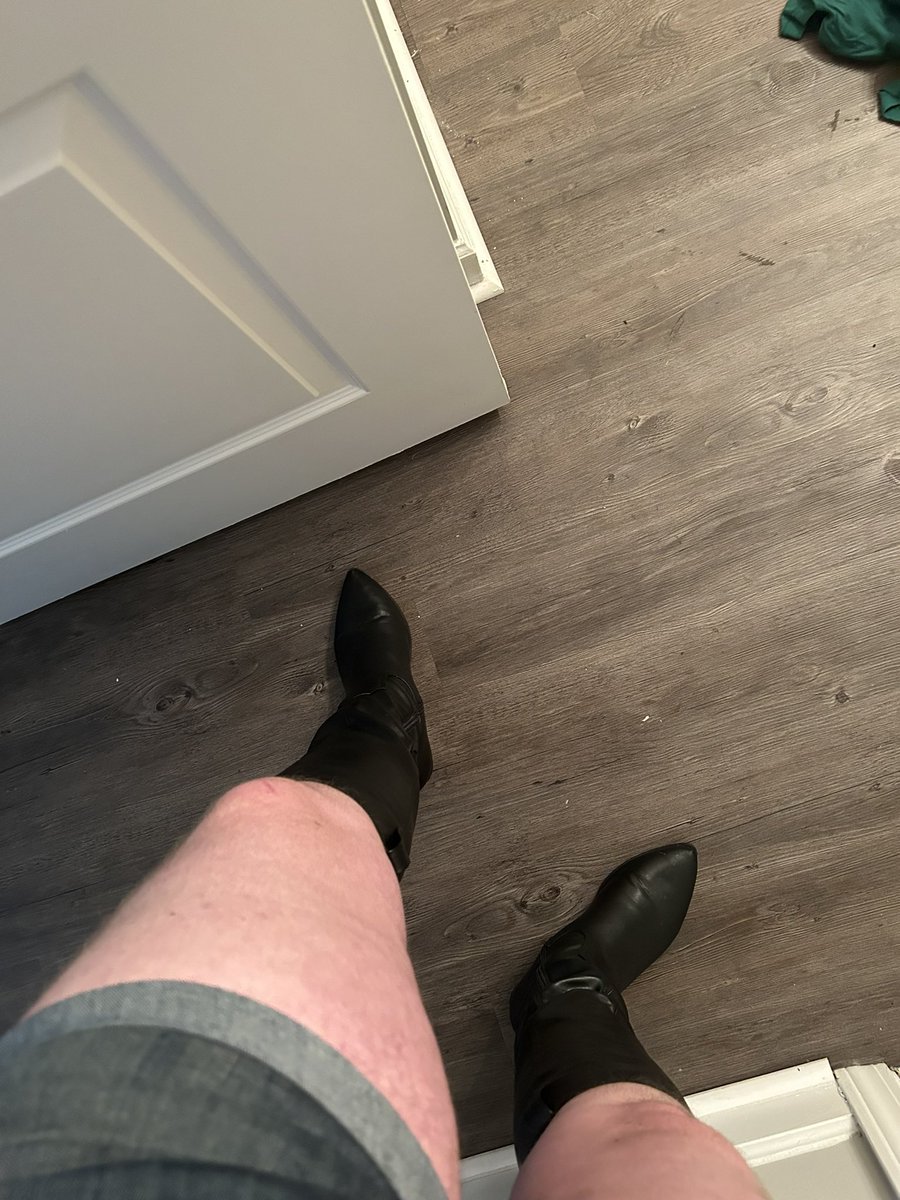 TheBestBabyLucy's tweet photo. I love these boots!! https://t.co/8HKGe1TByK