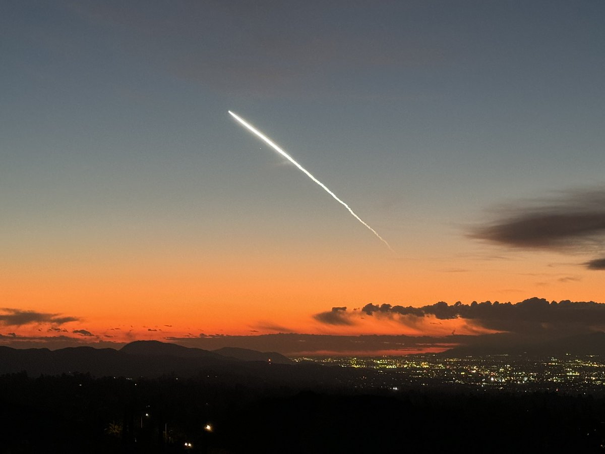 iansims's tweet photo. Beautiful @SpaceX Starlink launch tonight https://t.co/owR75kgiZe