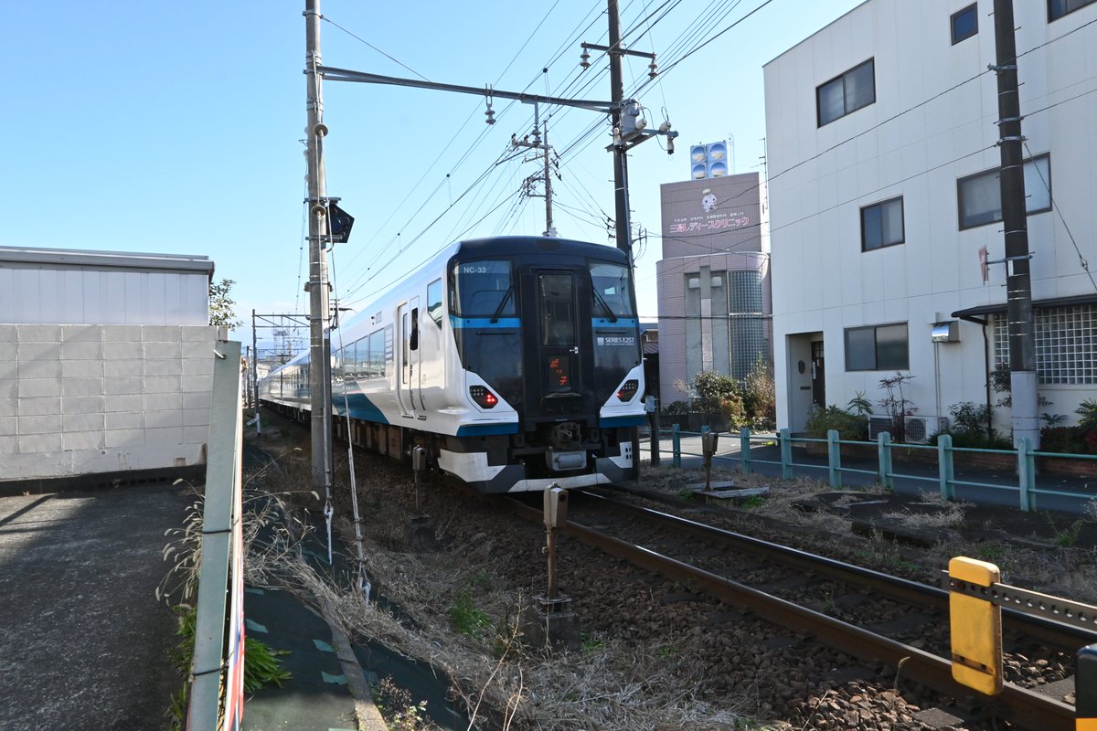 MishimaStreet's tweet photo. 今回から、展示している街の写真の紹介をしていきます。まずは新旧比較写真の伊豆の踊り子号。こちらは今走っている最新の列車ですが、30年にもわたって活躍した185系と同じようなアングルで撮影した写真と比較展示しています。#写真展示 #三島の街を写真で残そう https://t.co/oIZ3fGqen6
