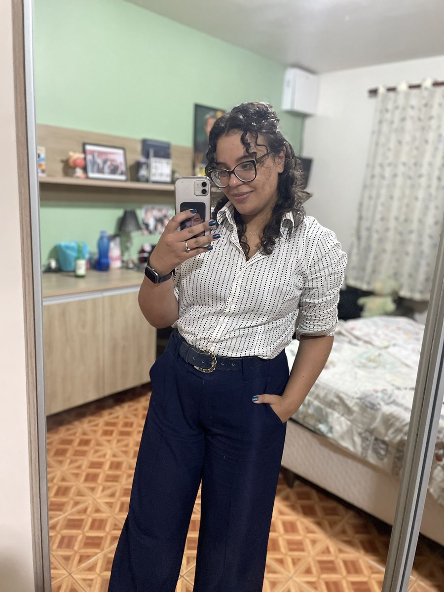 isasmarias_'s tweet photo. How I dress irl https://t.co/1ZjbNadecS