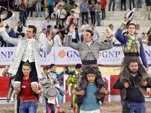 vmpenilla's tweet image. Fauro #Aloi, Andy #Cartagena  y Tarik #Othon, cortaron dos orejas en la corrida de rejones.
⭕ Irapuato, Guanajuato
Tarik Othón: Oreja con petición y oreja. Andy Cartagena: Dos orejas y ovación. Fauro Aloi: Oreja y oreja.
