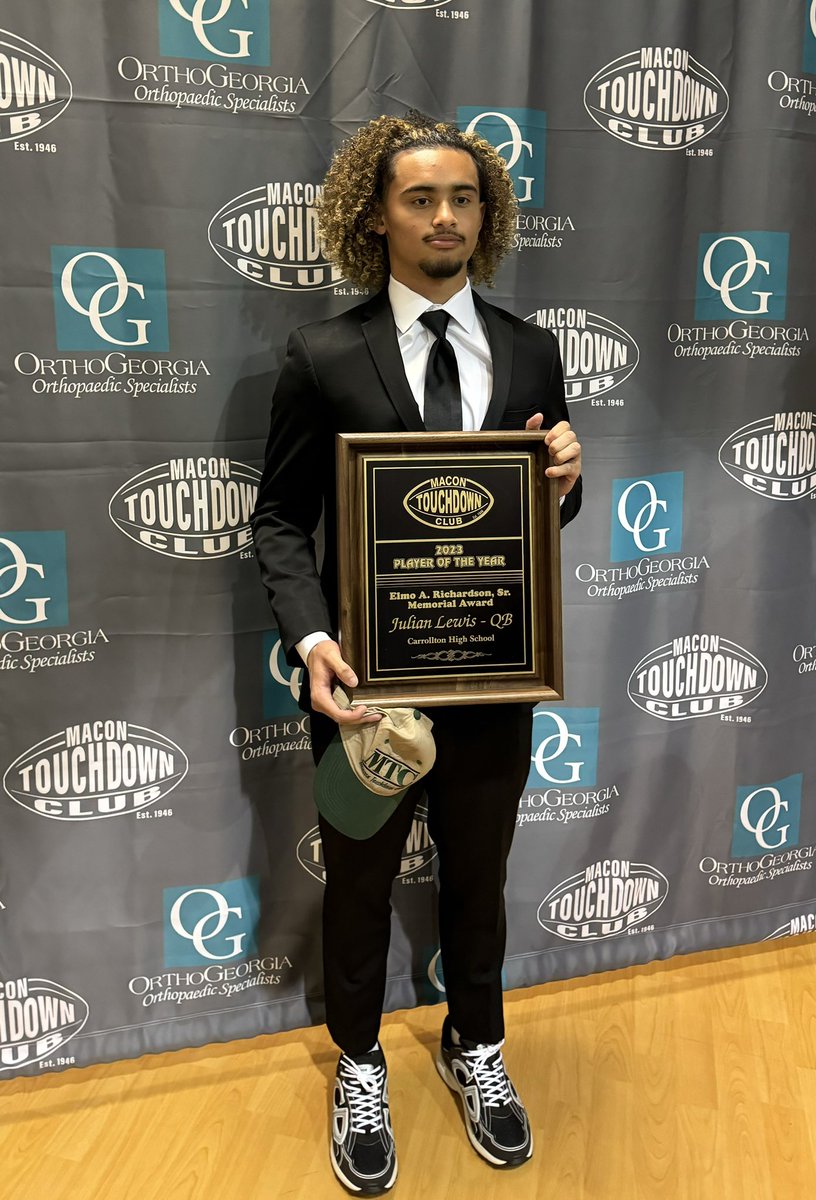 #AGTG Thank you to the @MaconTDClub for a great event and for recognizing me as Georgia Player of the Year! None of this would be possible without my coaches and teammates @Carrollton_High #GoTrojans @CoachJoeyKing @TheCoach_Barge #TrustGod #KeepWorking