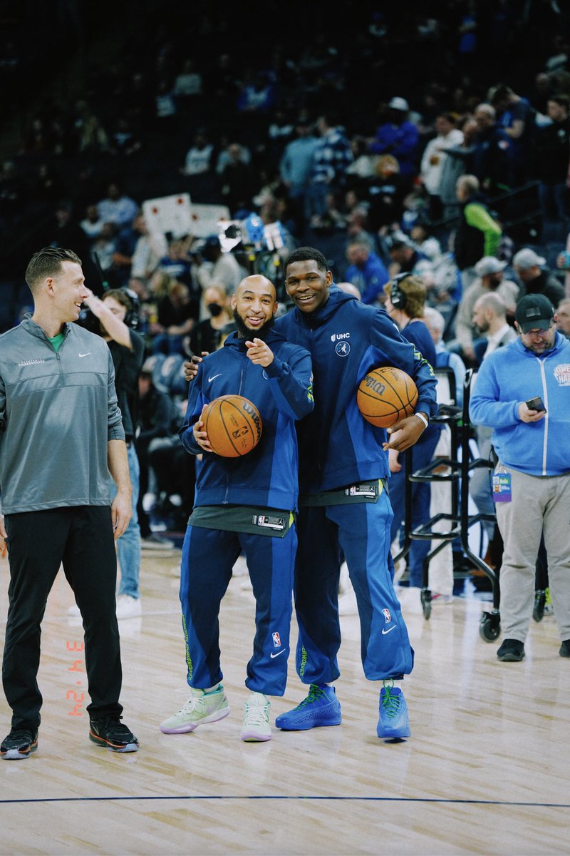 itsmclaughlin11's tweet image. Haven’t got your merch yet? 
limited sizes available. 🤷🏾‍♂️ ⬇️
jmacofficial.com
#shamelessplug 🐺