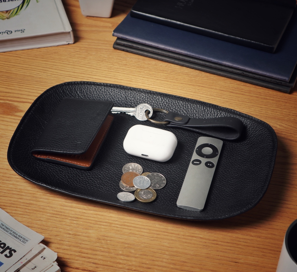 Are you tired of cluttered spaces? Keep your desk looking decluttered with the sleek Tokyo Tray. Elevate your organization game today.

 #TokyoTray #DeclutterYourSpace #outbackworld #outbackobsessed #gooutmuch