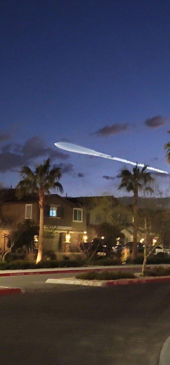 A large bright object just flew over North Las Vegas. No it's not a UFO. Space X? A comet? Does anyone know what this is?
#lasvegas #vegas #realvegaslocals #ufo #northlasvegas