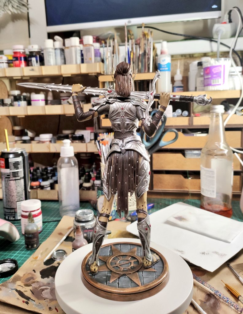 У меня новое(старое) хобби. 
Вообще, я пол жизни училась на художника, а потом только меня потянуло к швейной машинке. 
Руки вспоминают навык, с каждым новым покрасом, все лучше. 

#BaldursGate3
#BG3  #laezel #figure #painting