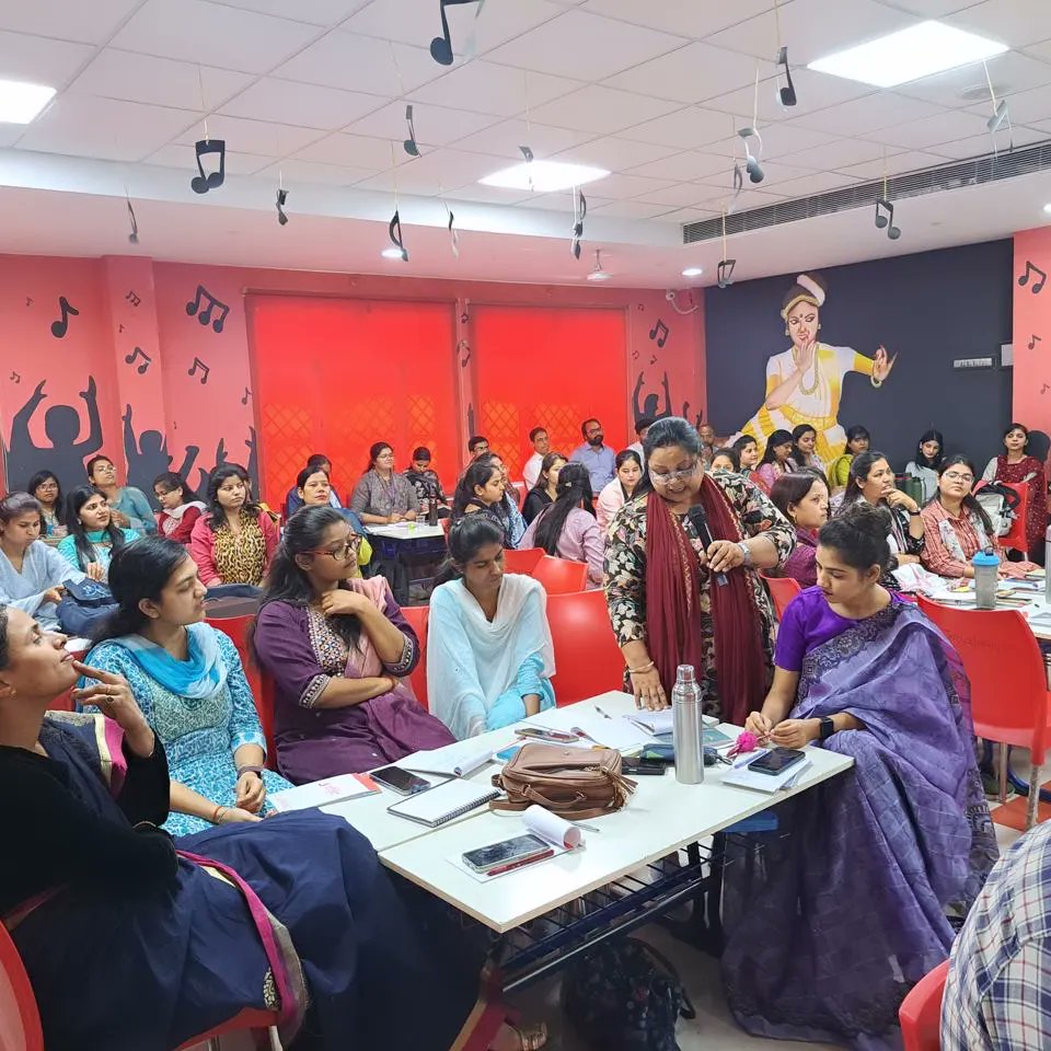 jaipuria_ftp's tweet photo. Empowering educators at Seth M R Jaipuria School Fatehpur with insights from our academic manager, Mr. Narayan Ji Choubey, during the CO Team's induction training program. 

#TeacherTraining #EmpoweringEducators #SethMRJaipuria

#T2T #ArtOfQuestioning  #SETHMRJAIPURIASCHOOL https://t.co/tFTZgVCtH1