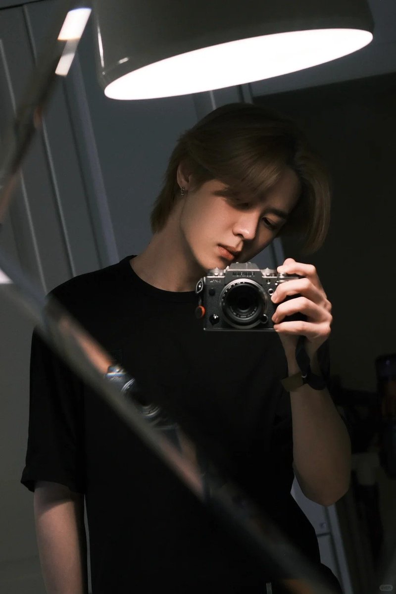 NCT__Indonesia's tweet photo. #KUN Xiaohongshu Post 🐻💖
Melakukan mirror selfie tapi pakai kamera📷
p1/2 Hasselblad X2D
p3/4 Fuji XT-4
#MirrorSelfie #MyDailyLife #MyFirstCamera and #MySecondCamera
240319 | #WayV @WayV_official 🚔 https://t.co/U7Mh5O7n35