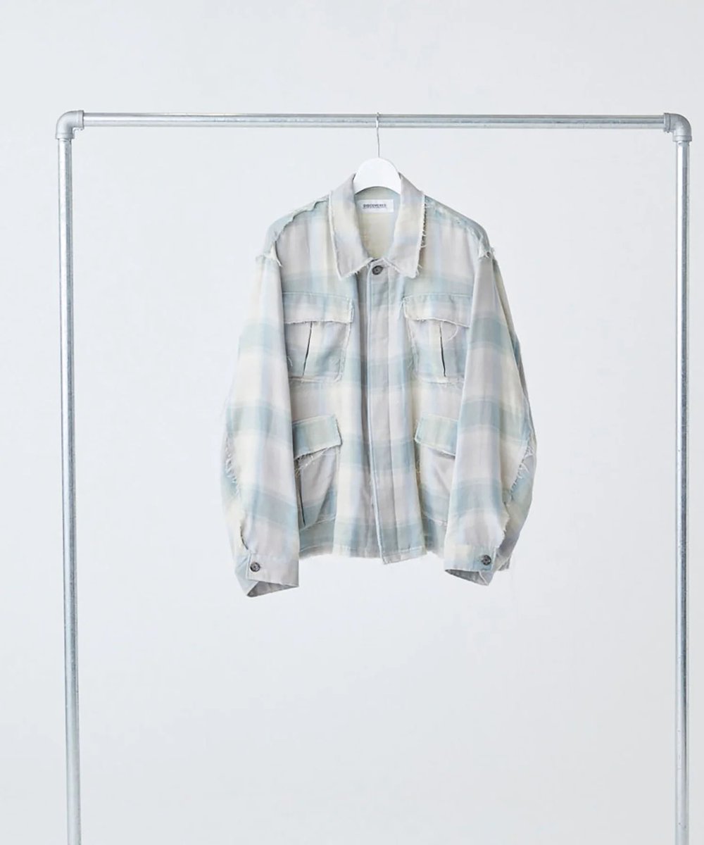DISCOVERED_INFO's tweet photo. 2024SS NEW ARRIVAL
OMBRE CHECK KILAKILA BLOUSON
オンブレチェック キラキラブルゾン
¥46,200(tax in)
Color：CHECK, WHITE

三重織のラメ入りガーゼを使用したミリタリーブルゾン。断ち切りデザインとミリタリーディティールのポケットがポイント。
⬇️Item List
https://t.co/4weIxXcXbE https://t.co/6yWaoSxd9O