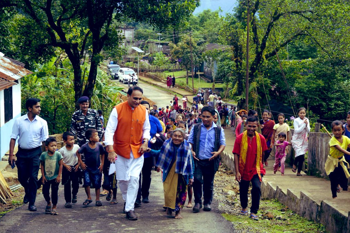 RakeshSinha01's tweet photo. “तुम यहीं रहो ,छोड़कर मत जाओ”  यह भावनात्मक स्वर 97 वर्षीया Risi Khongsit  जी  का था जो मेघालय के Kongthong की निवासी थी ।इस गाँव को  #सांसद_आदर्श_ग्राम_योजना के तहत मैंने 2019 में गोद लिया था । आज उनका स्वर्गवास हो गया । उन्हें विनम्र श्रद्धांजलि । https://t.co/gfAtajGOvT