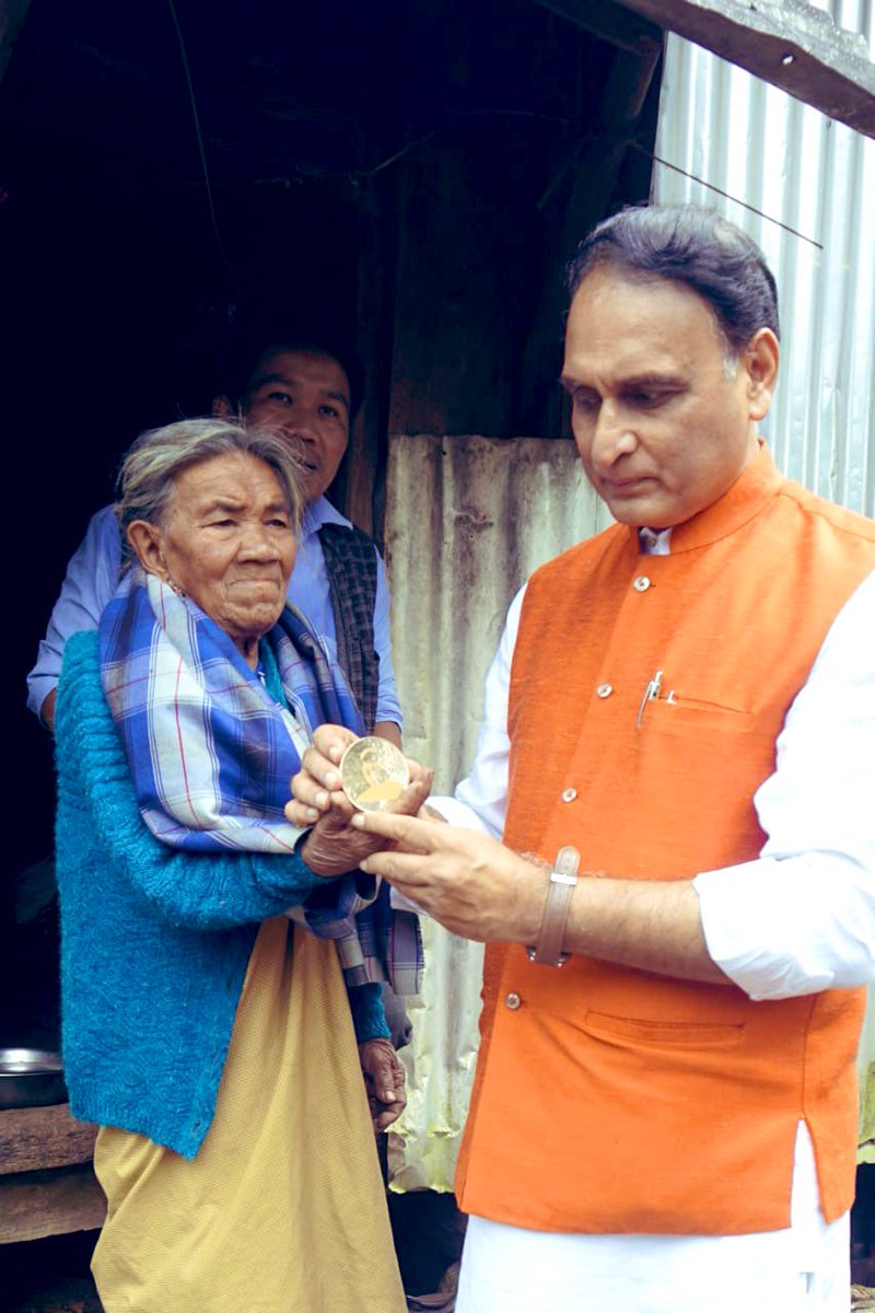 RakeshSinha01's tweet photo. “तुम यहीं रहो ,छोड़कर मत जाओ”  यह भावनात्मक स्वर 97 वर्षीया Risi Khongsit  जी  का था जो मेघालय के Kongthong की निवासी थी ।इस गाँव को  #सांसद_आदर्श_ग्राम_योजना के तहत मैंने 2019 में गोद लिया था । आज उनका स्वर्गवास हो गया । उन्हें विनम्र श्रद्धांजलि । https://t.co/gfAtajGOvT