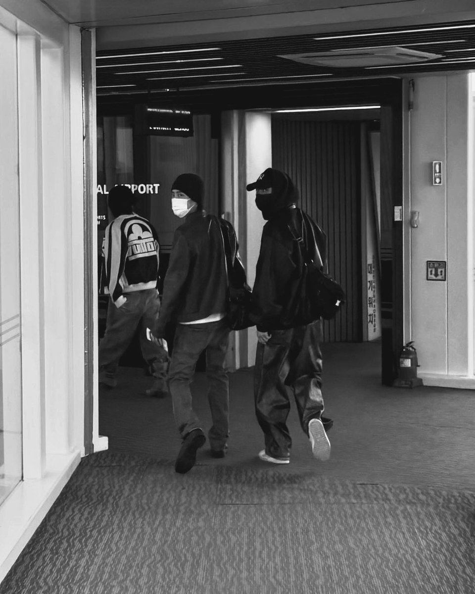 Captured by professional photographer, @jumgwoo. Hahaha, it's like he caught me and @jchnnyi Hyung walking side by side. Oh, even our expressions are the same. This is so funny 😬