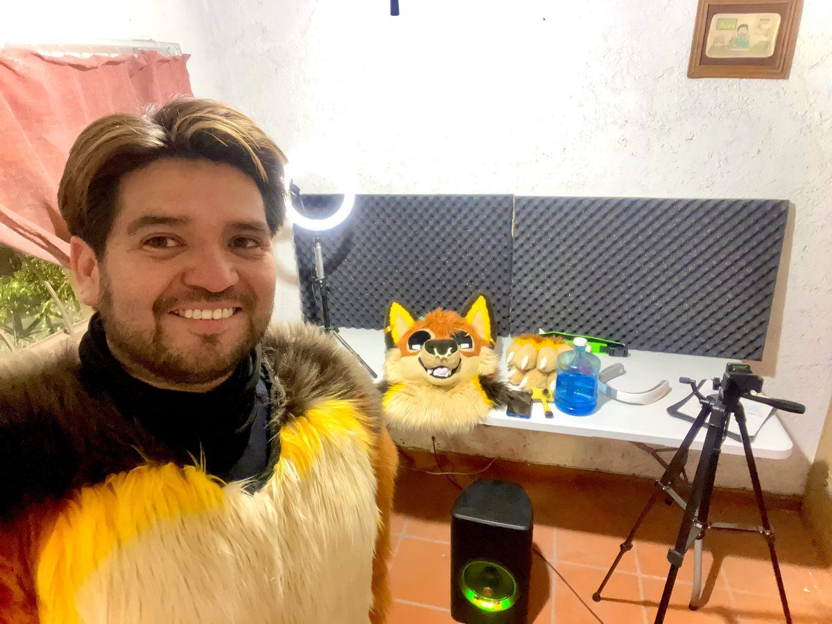 DrWolf09's tweet photo. Psic: Entonces que haces de hobby??

Me: Welp!! … me vuelvo yo mismo. #Furry #Furrylife https://t.co/Eieq3DmKBr