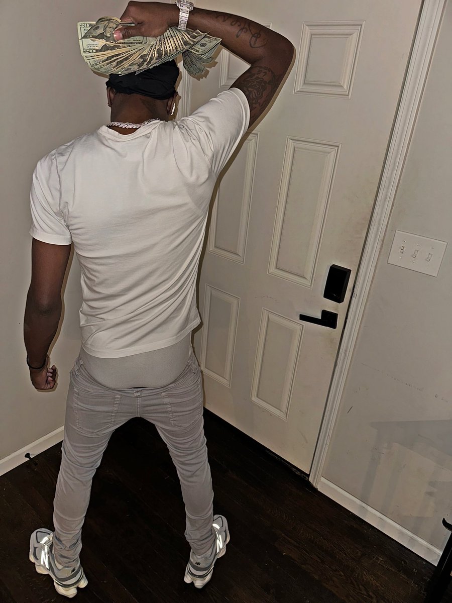 muneymanmarco's tweet photo. You want a nigga with motion and a big dick? Tap in ✈️😈 https://t.co/A6tNUaP5PL