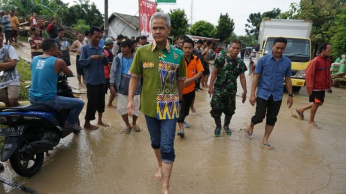 Banyak yang mengutuki Ganjar Pranowo soal Banjir di Demak dan Kudus, padahal Ganjar bukan lagi Gubernur Jawa Tengah

Banyak yang tidak tahu jika Banjir di Demak dan Kudus itu akibat 6 tanggul yang JEBOL, bukan karena banjir rob atau banjir karena hujan

Artinya ada kesalahan