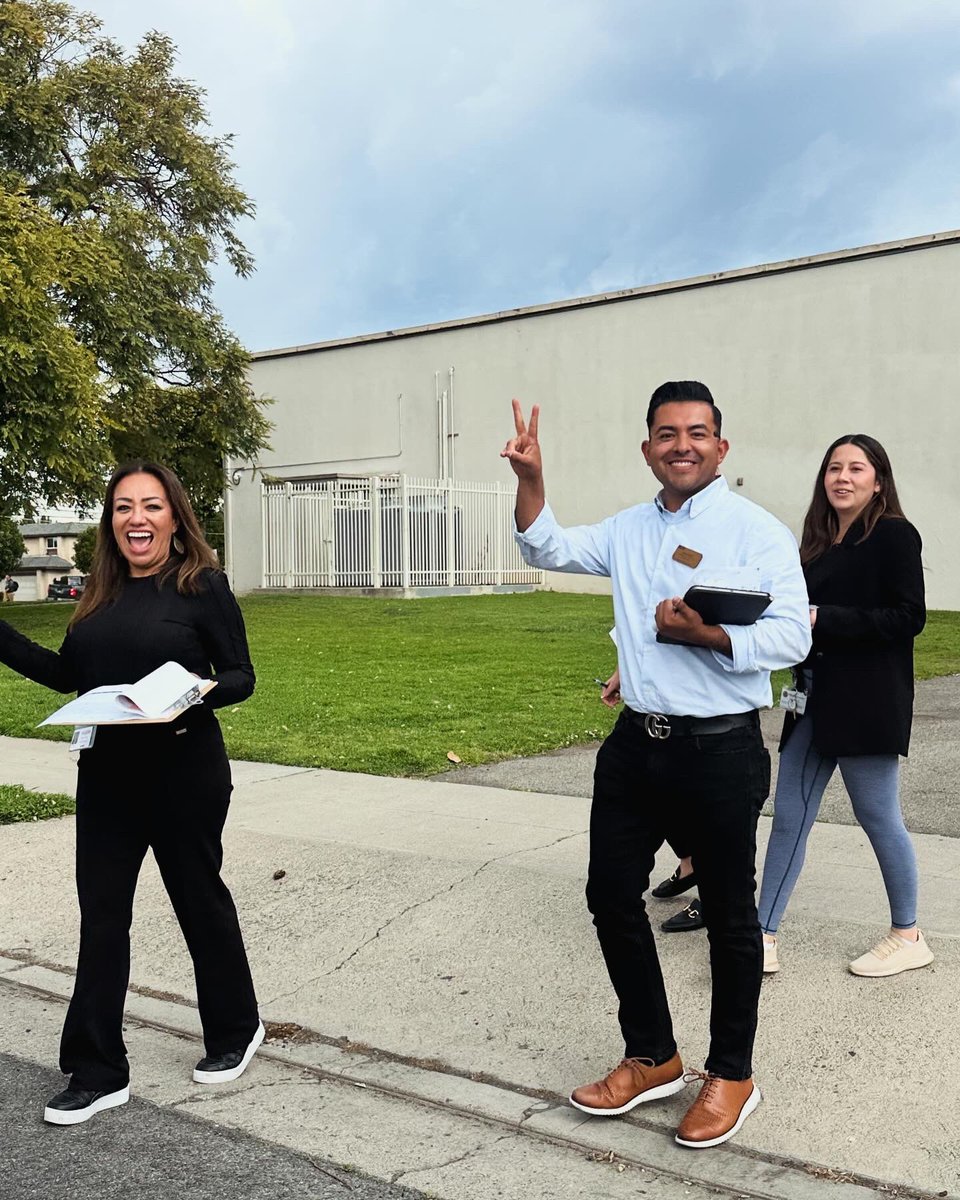 Go_Lu78's tweet photo. 📢 Today we walked the neighborhood to engage in real-world learning on how to asset map. 🗺️ Despite getting wet due to the rain 🌧️, we’re happy we were able to identify lots of assets and learn more about our community! 💪🏽🌟 #CommunitySchools #AssetMapping ☔🌈 #sausd https://t.co/pltox6oyWi