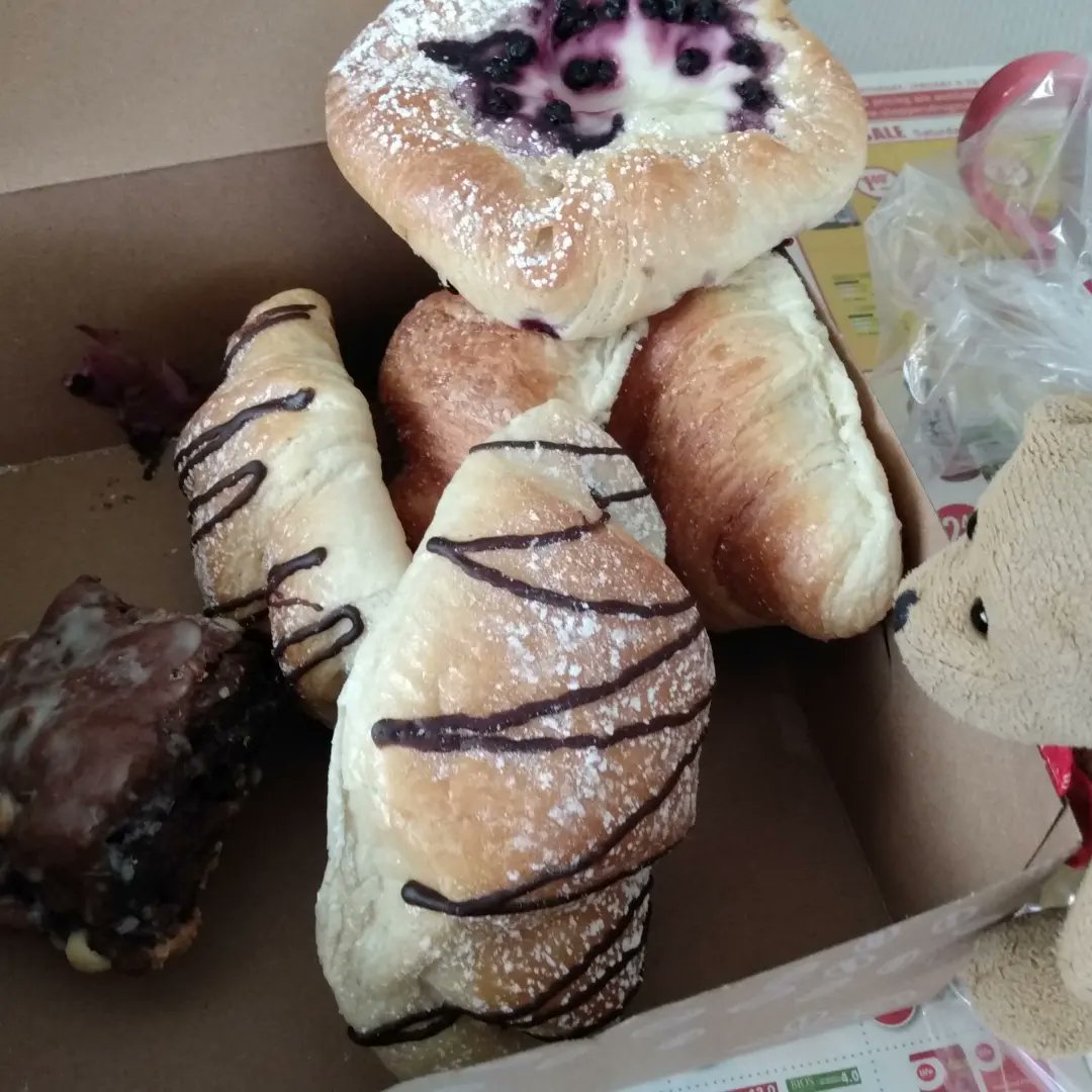 March 18th

Today's lunch at home 🏡

Of course Cobsbread and iced coffee 🥐☕🥳🇨🇦

Always so good 😋👍

#CobsBread