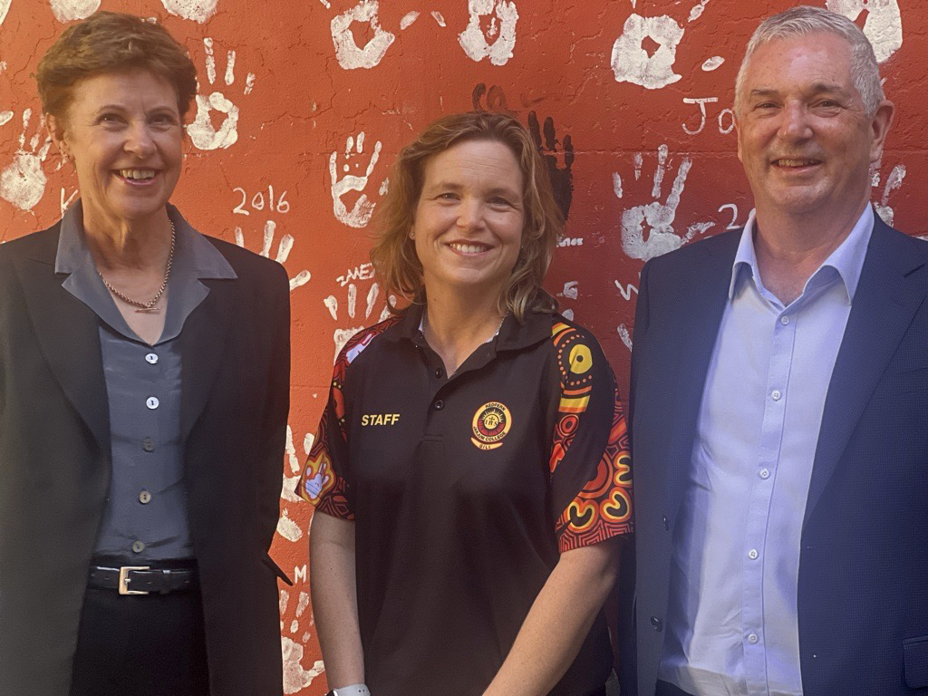 Today AISNSW & @IndSchoolsAus visited Redfern Jarjum College in Sydney. We thank the Jarjum team for hosting us & sharing with us the incredible work they are doing. Pictured: AISNSW Chief Exec Margery Evans, RJC Principal Katherine Zerounian, ISA CEO @grahamcatt