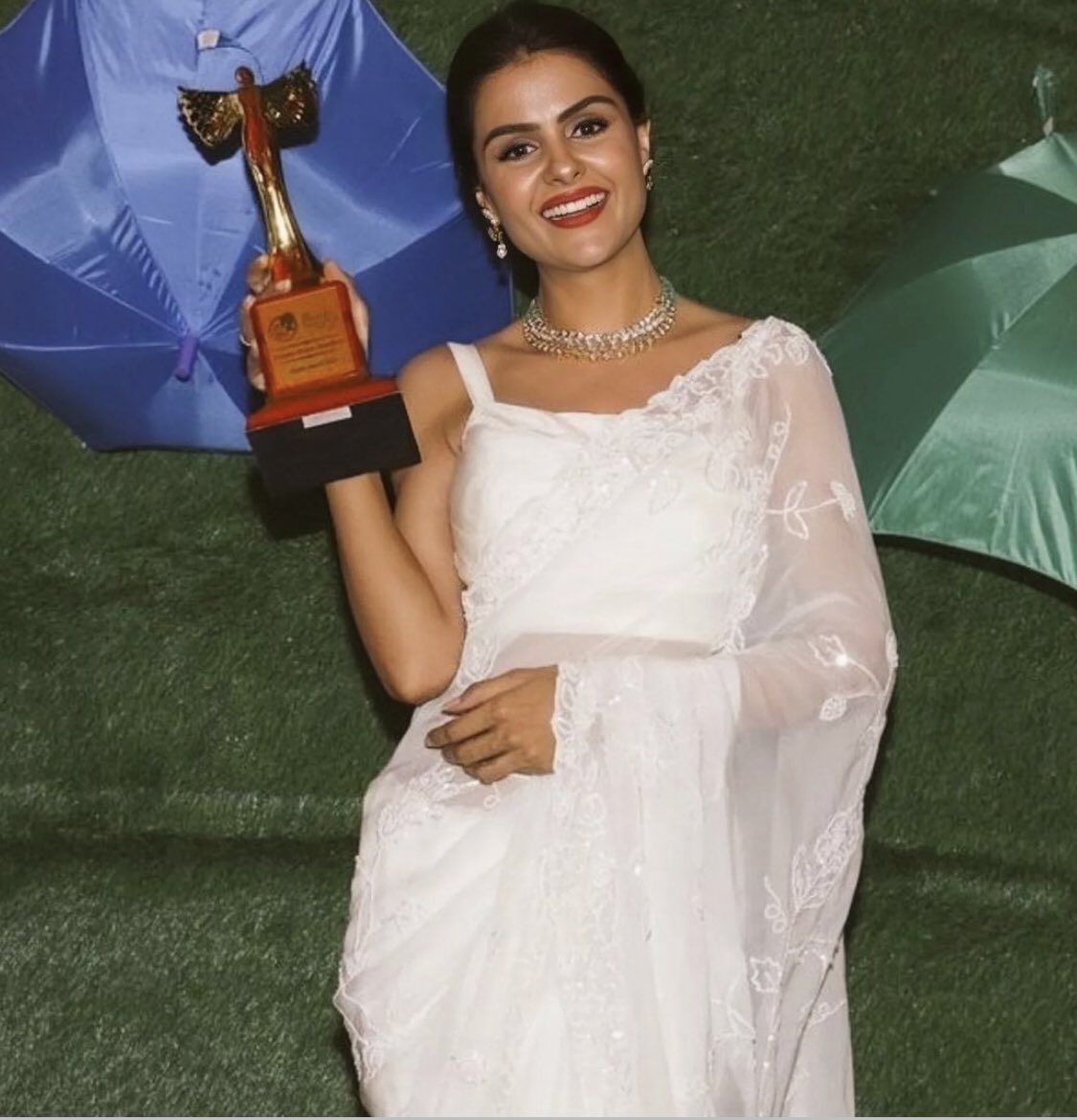 wakhra_swag1's tweet photo. This award will always hold a special place in my heart . This was Pri’s first award. I can still vividly remember the glow on her face, that beautiful smile, and the moment of pause. She was incredibly happy, and it made the award even more meaningful.
#PriyankaChaharChoudhary https://t.co/Db1oNrOqGf
