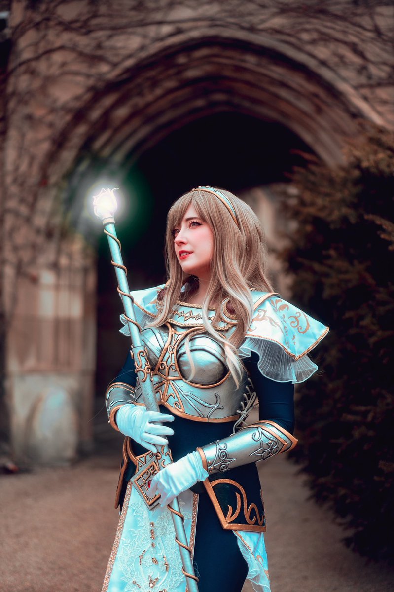 “𝒯𝒽𝑒 𝓈𝓊𝓃 𝒾𝓈 𝓈𝒽𝒾𝓃𝒾𝓃𝑔, 𝓌𝑒 𝓈𝒽𝑜𝓊𝓁𝒹 𝓉𝑜𝑜.” . ☆ . Classic Lux- League of Legends PC- @fxdandy Lux cosplay and staff made by me- Worbla and foam mix . ☆ . ~tags~ #leagueoflegends #leagueoflegendsmemes #leagueoflegendscosplay #luxcosplay