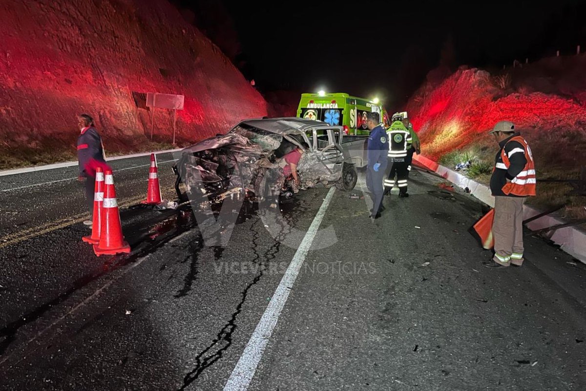 🚨Dos muertos y dos heridos, entre ellos un elemento de Protección Civil, fue el saldo de un choque de frente entre una Nissan y un Mazda 3, en la carretera #Toluca-Zitácuaro, a la altura del km. 17 en #AlmoloyaDeJuárez.

Los vehículos quedaron destrozados.