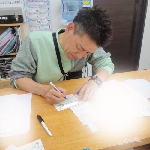 角さんも頑張って！
メッセージカード書いてるよー！！😆
まだ、ご注文品が届いていないお友だちー📣
もう少し！お時間くださいねー😌🙏🙏
#メッセージ #カード #消しゴムはんこ #感謝の気持ち #玉造温泉 から心を込めて💝