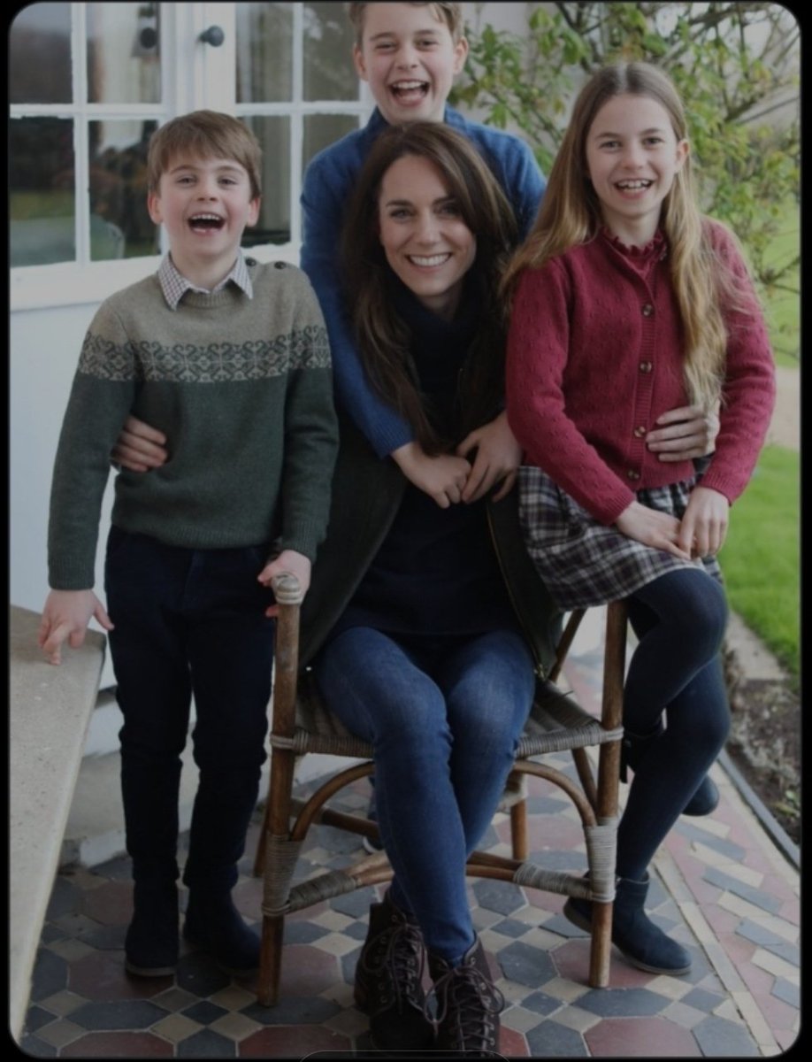 NSome1ne's tweet photo. WILL THE REAL #KateMiddleton PLEASE STAND UP, PLEASE STAND UP.
Look at the pictures, incl the one that #PrinceWilliamEXPOSED took
#Fakenews
#FakeKate
#FakeyKatie
#NotKateMiddleton
#WilliamAndKate
#KensingtonPalaceEXPOSED
#TMZ
#TheSun https://t.co/1GYITZlU9t