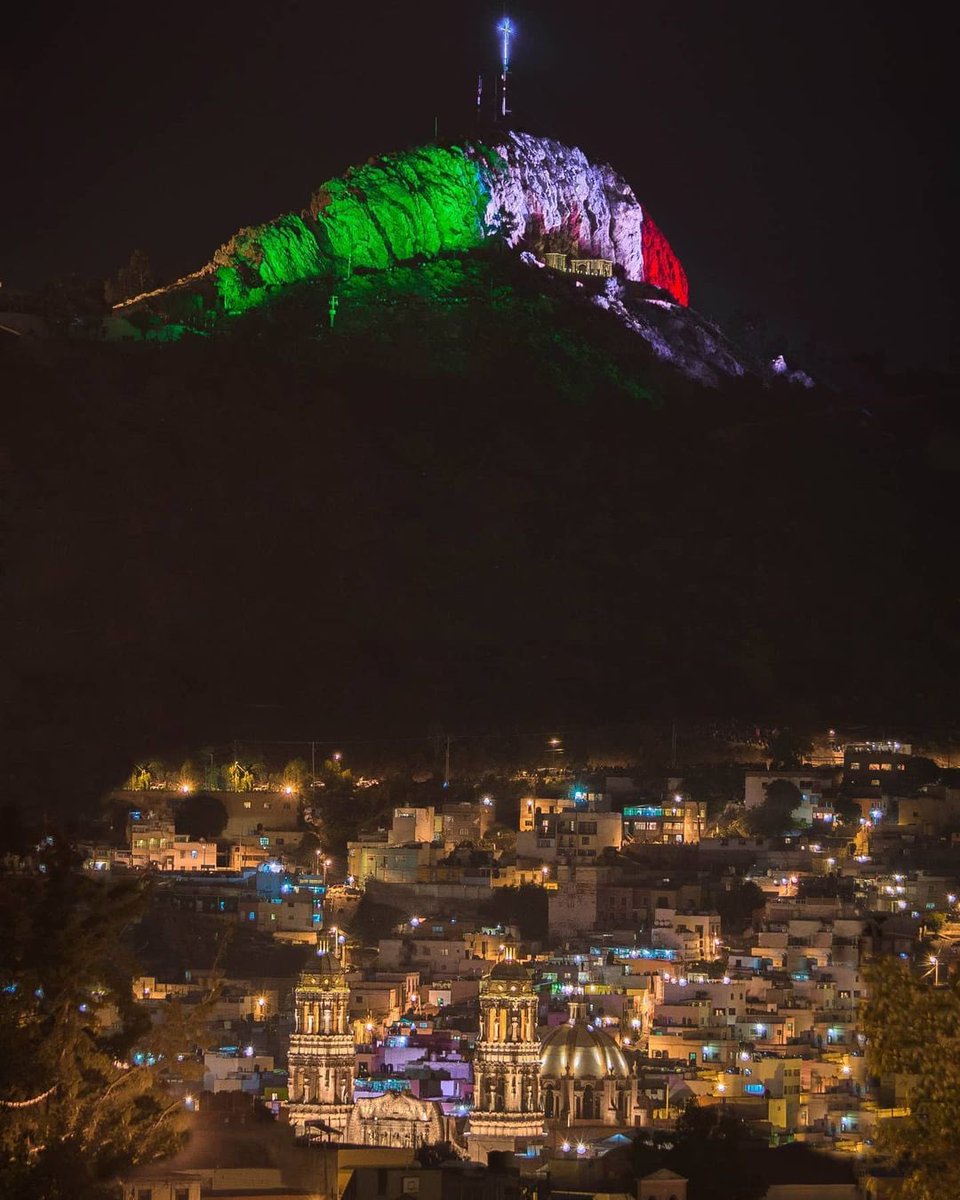 El cerro de la Bufa iluminado de noche es un espectáculo que no querrás perderte de #Zacatecas 🇲🇽✨🌙 #ZacatecasDeslumbrante 📸 Foto de @raulcarrillocarlos