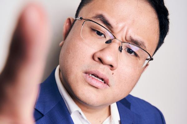 The Doctor @DrJasonLeong is prescribing laughs this @micomfestival: 'It will be a bit more introspective and anecdotal than usual, and in fancy comedy parlance that really means the show will be more self-indulgent and a form of therapy for the comedian' - scenestr.com.au/comedy/dr-jaso…