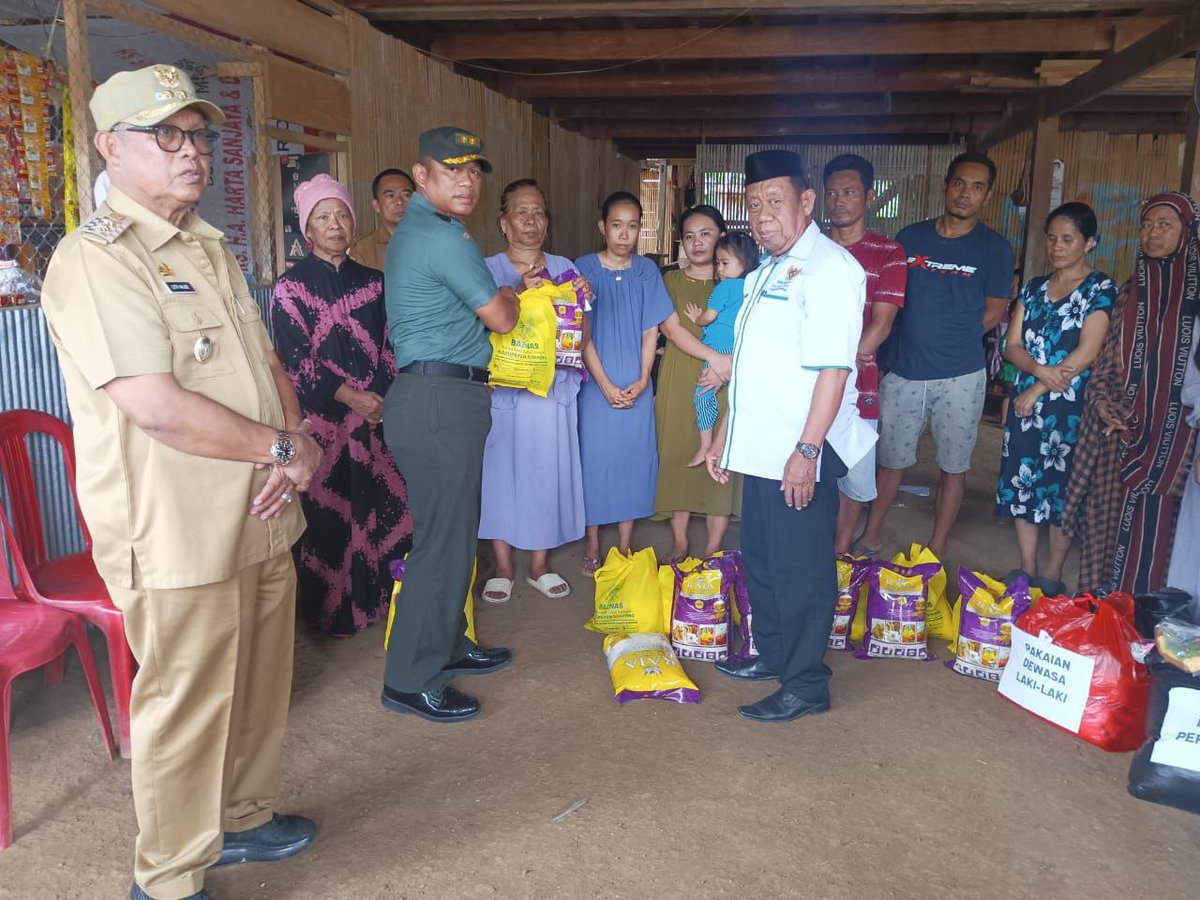 Bersama Pemerintah Daerah Kabupaten Soppeng Dandim 1423/Soppeng Letkol Inf Sigit Suhendro Hadi Kusumawan S.T., M.Tr.(Han), melaksanakan kegiatan peninjauan Korban kebakaran 9 unit Rumah Panggung di Pape, Dusun Sekkang, Desa Mariorilau, Kec. Marioriwawo.