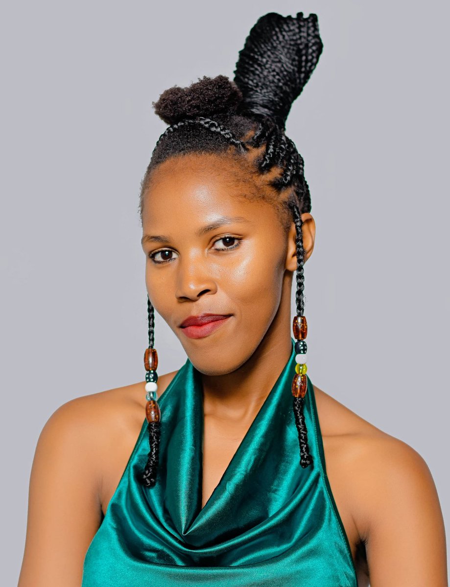 SihloboBulala2's tweet image. Fetch your life🌻

#Novathegreatandotherstories loading... 💃💃

#shortstoryauthor 
#scriptsandbars #southernafricanartists @kaymediaafrica