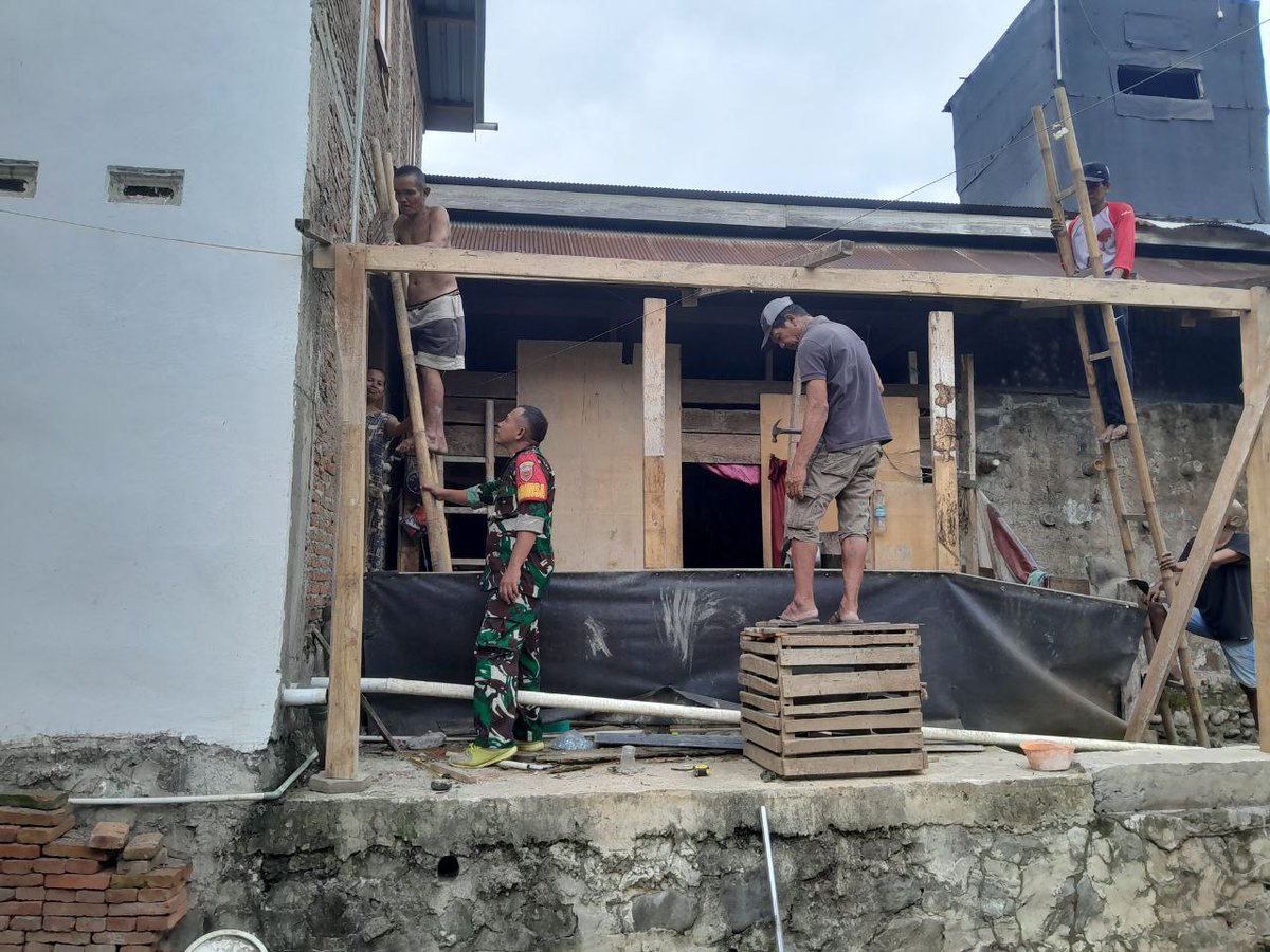 Babinsa Desa Baringeng Kopda Sudirman anggota Koramil 1423-03/Lilirilau melaksanakan gotong royong pemasangan rangka atap dapur warga binaan, bertempat di Dusun Pompulue Desa Baringeng, Kec. Lilirilau, Kab. Soppeng, Selasa 19-03-24.