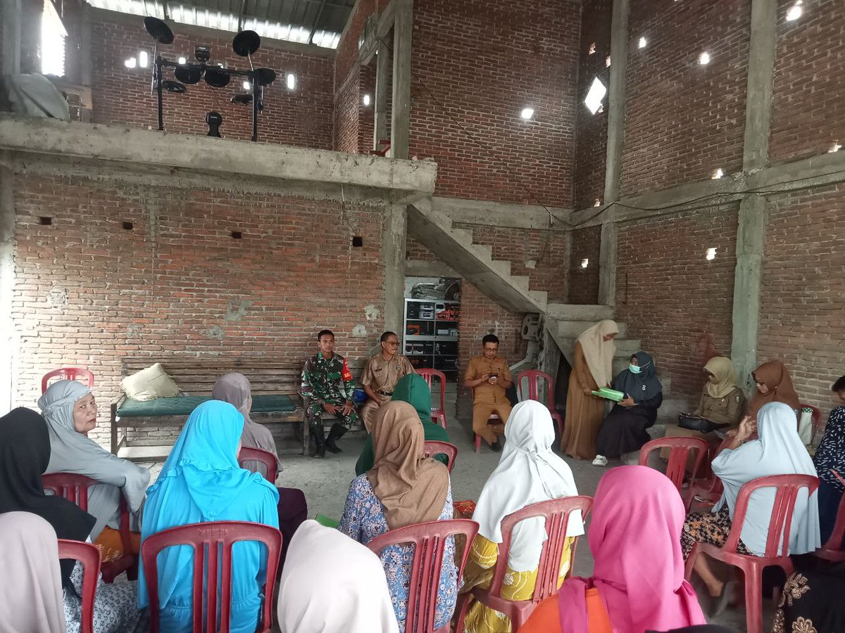 Sertu Kasmudi Babinsa Desa Lalabatariaja anggota Posramil 1423-01/Donri-donri menghadiri penyuluhan tentang penyakit Demam Berdarah Dengue ( DBD ) oleh dari Dinas Kesehatan bertempat di Luppange Dusun Paddangeng Desa Lalabatariaja, Selasa 19-03-24.