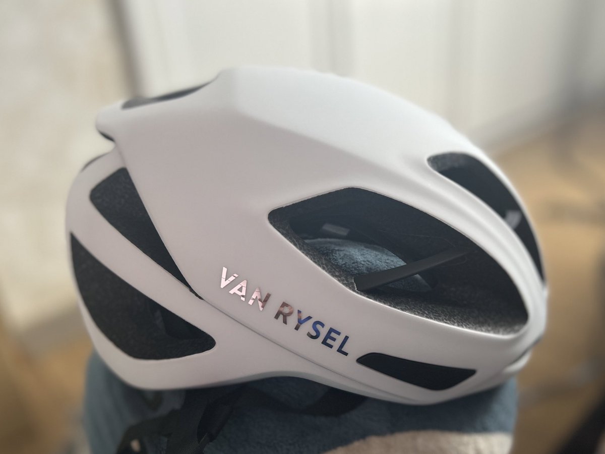 新しいヘルメットきた！ VAN RYSEL RCR MIPS 今期のAG2Rがかぶってる 