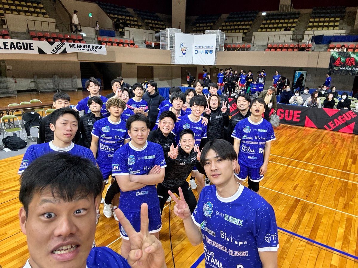hirovolley9's tweet photo. 今シーズンもたくさんのご声援ありがとうございました！

今シーズンすごい苦しい状況からスタートしましたが、なんとか勝利も上げることができ、最後の2日間は今シーズンのベストメンバーで試合を全力でできたことが何より嬉しかったです。
これからも兵庫デルフィーノをよろしくお願いします！ https://t.co/zCE2yljBeN