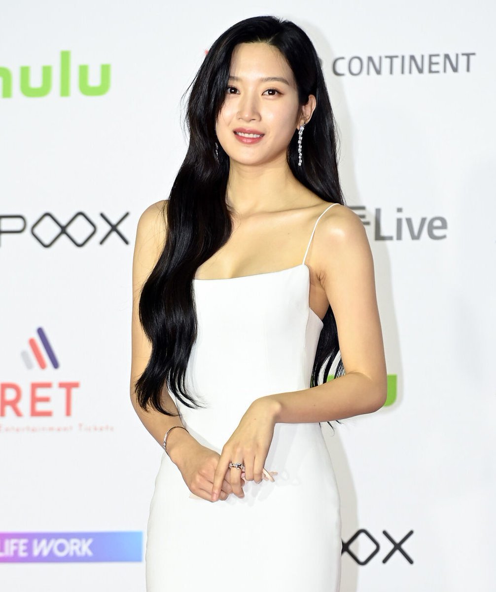 #MUNKAYOUNG reportedly will make a special appearance (cameo) in netflix series #CASHERO

She will be playing a role with a certain connection with LJH and KHJ (who are lovers in the drama) 

🔗 naver.me/GqNhBJwQ

#LeeJunHo #KimHyangGi #KimHyeJun