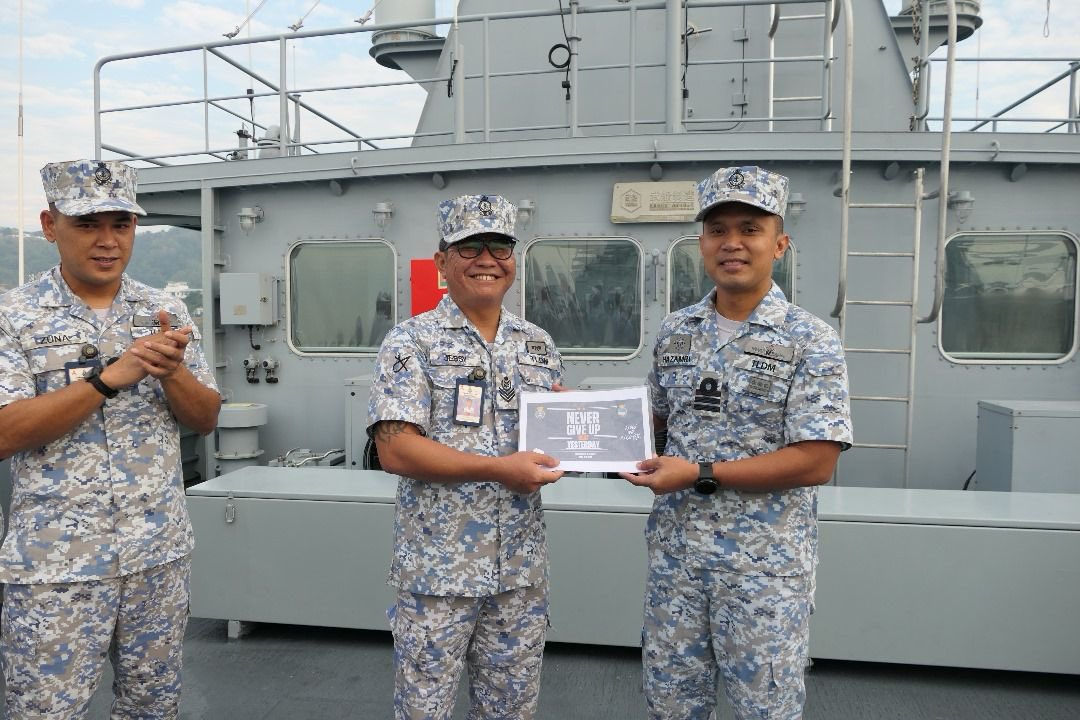 LMS_113's tweet photo. 19 Mac 24 - Bacaan Ikrar Bebas Rasuah peringkat kapal tlh dilaksanakan di Geladak 01 pada pagi ini disempurnakan oleh Pegawai Memerintah. 
Pegawai Memerintah turut menyampaikan Hadiah kepada pemenang Program The Biggest Loser iaitu BK TMK Jessy. Tahniah diucapkan ! 
#kdbadik113 https://t.co/71HUlm3lzj