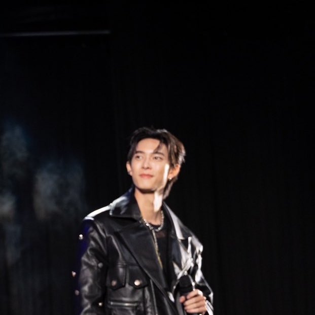 mirotic_black's tweet photo. ดูสายตาที่พูห์มองพาเวลนอกจากความเชื่อใจในตัว partner อีกสิ่งหนึ่งที่เราตีความได้คือ 
“ครับ…แฟนผมสวย🫣”

คิดถึงช่วงตอบคำถามในงานแฟนมีตเลย ที่พูห์บอกว่าตอนที่ต้องโชว์ better me  stage แรกๆทั้งกลัวทั้งสั่น แต่พอสบตาพาเวลก็รู้สึกว่าได้รับกำลังใจก็เลยมีความมั่นใจมากขึ้น 🥺 ฮือ เด็กๆเป็น safe zone ของกันและกันจริงๆนะ

#poohpavel
#ppoohkt #pavelphoom