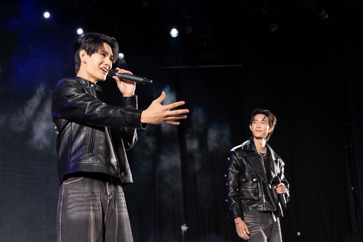 mirotic_black's tweet photo. ดูสายตาที่พูห์มองพาเวลนอกจากความเชื่อใจในตัว partner อีกสิ่งหนึ่งที่เราตีความได้คือ 
“ครับ…แฟนผมสวย🫣”

คิดถึงช่วงตอบคำถามในงานแฟนมีตเลย ที่พูห์บอกว่าตอนที่ต้องโชว์ better me  stage แรกๆทั้งกลัวทั้งสั่น แต่พอสบตาพาเวลก็รู้สึกว่าได้รับกำลังใจก็เลยมีความมั่นใจมากขึ้น 🥺 ฮือ เด็กๆเป็น safe zone ของกันและกันจริงๆนะ

#poohpavel
#ppoohkt #pavelphoom