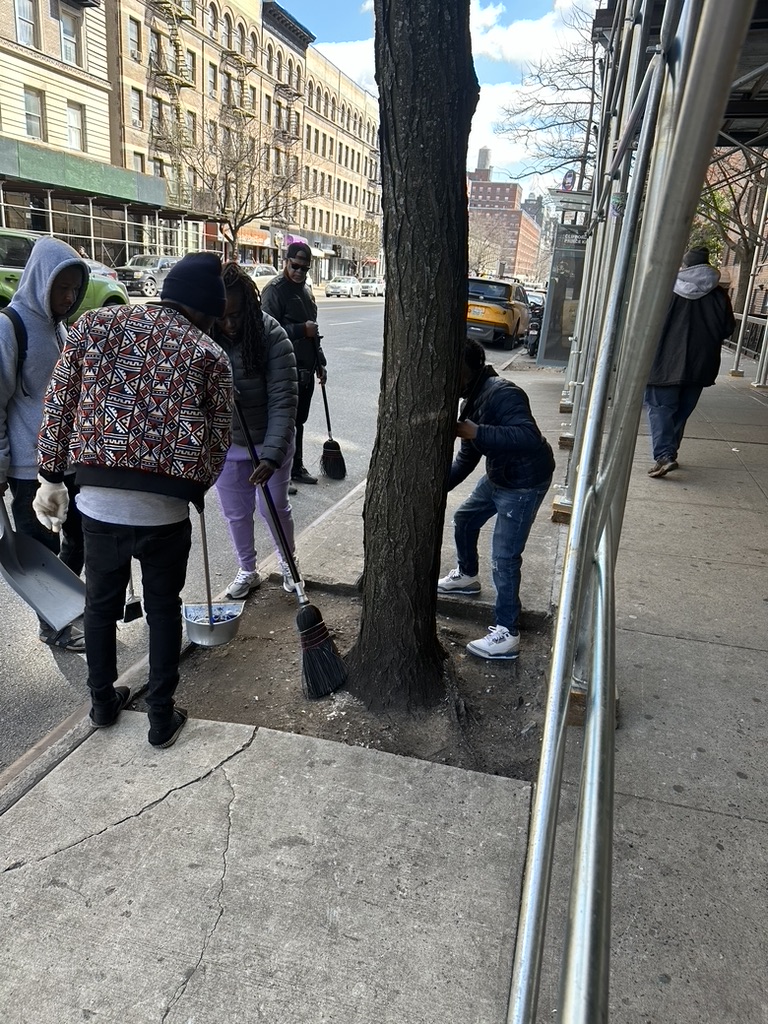 SenatorCCleare's tweet photo. Saturday was the definition of community LOVE. Our Newest Harlem Residents joined our "116st Community Cleanup Initiative" showing HARLEM PRIDE. 116th Street between 8th and 5th Avenues looked amazing.
#HarlemPride #OneHarlem #OneSixteenCLEAN🩷 https://t.co/EVndTBK7ig