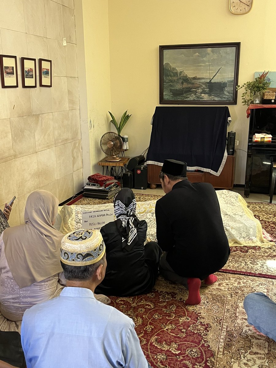 Nanti ketemu lagi ya, Bang. Husnul khotimah, senyum, adem. Insya Allah kami semua ikhlas.

Tapi kayaknya hari ini mau pada nangis dulu. Boleh yak. Besok moga-moga udah bisa nyengir lagi padaan. ❤️🌹