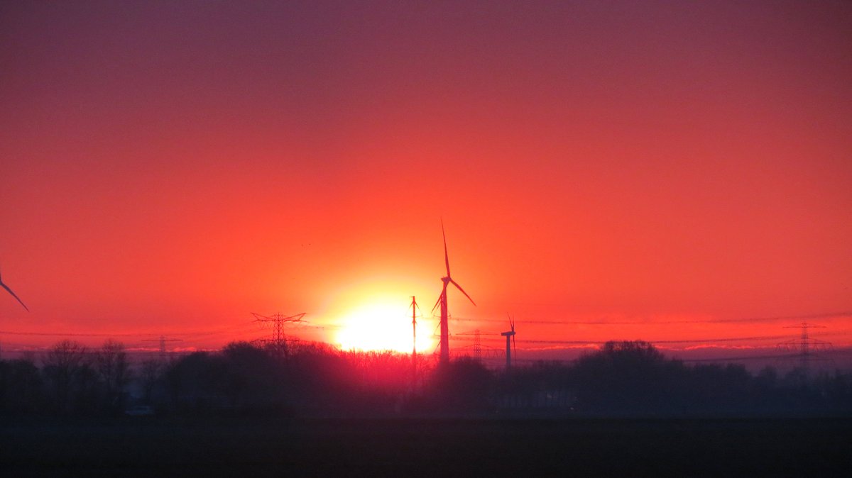 @WilliamHuizinga Zonsopkomst met een glimp vd zon.