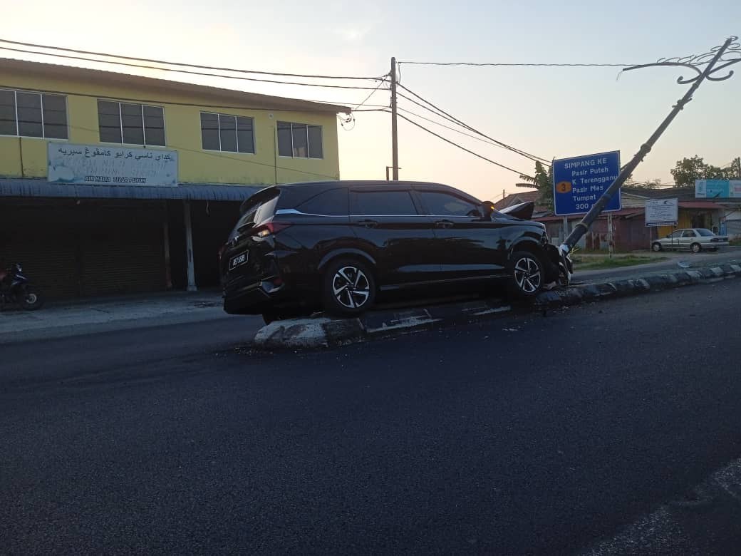 mynewshub's tweet photo. Cer teka.....mengantuk atau leka main phone?

18.3.2024
Kemalangan Alza langgar divider di Jalan Kampung Sireh, Kota Bharu. https://t.co/QY4ksww4qs