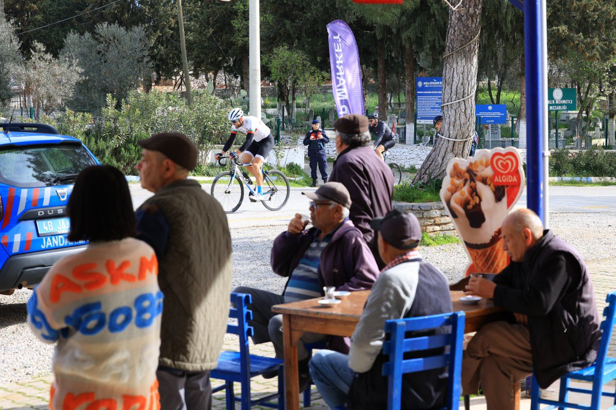 Bisiklet Turizmi Kış Dönemi kapsamında 4.sünü ifa ettiğimiz @BodrumGranfondo yarışımızda kadın sporcuyu alkışlayan kadınlarımız. Kahveden sporculara destek veren amcalarımız.Spor kültürünü oturtmak zor olsa da emek verince sabır gösterince oluyor. @idrisakbiyik @kazimsinop